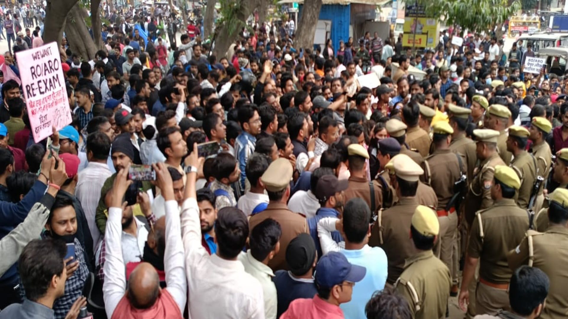 Ro-Aro Paper Leak: Large number forces deployed in front of UPPSC gate, prevented from sitting ahapanchayat