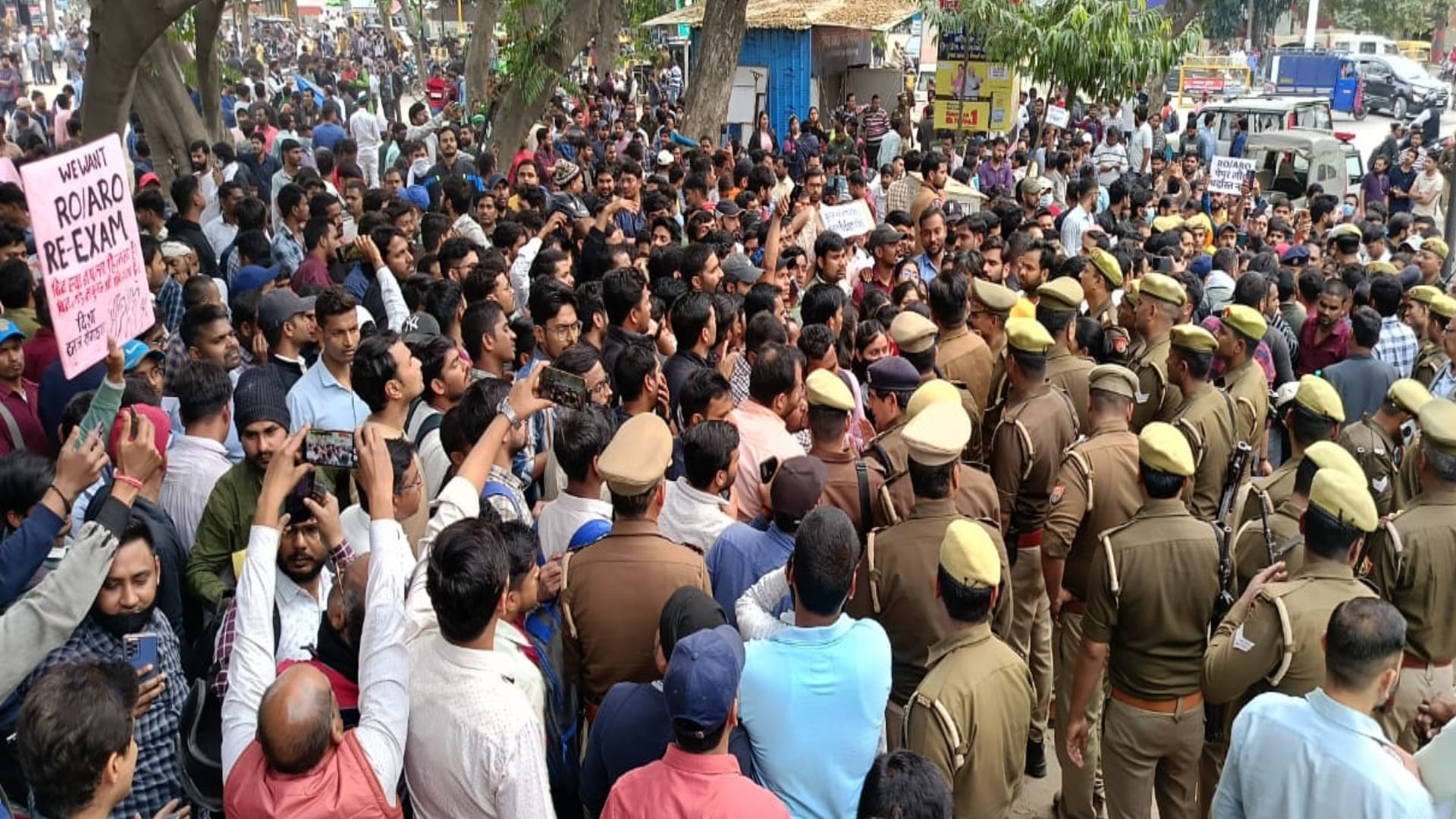 Ro-Aro Paper Leak: Large number forces deployed in front of UPPSC gate, prevented from sitting ahapanchayat