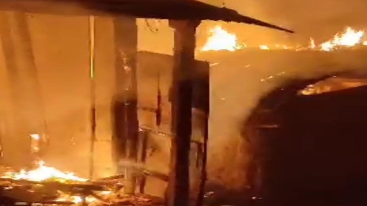 Sitamarhi: Massive fire broke out in 2 villages; Many houses were destroyed by fire, 19 cattle burnt alive
