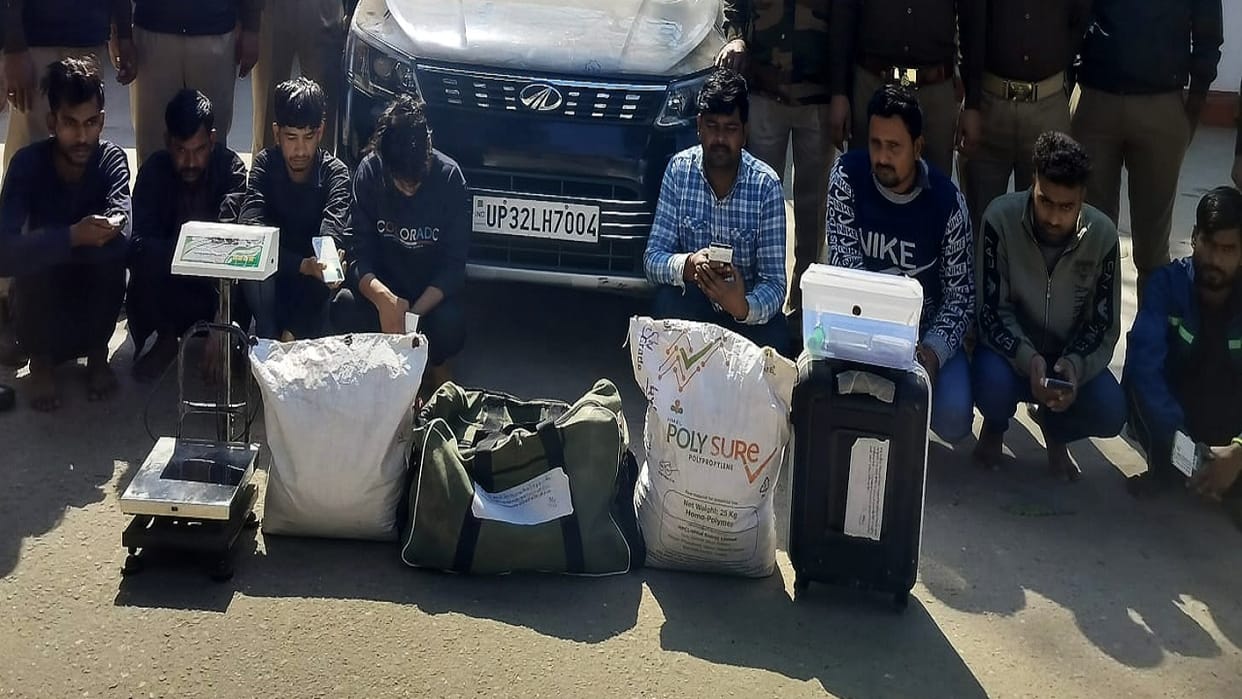 Eight smugglers arrested while carrying ganja in luxury car in Bareilly