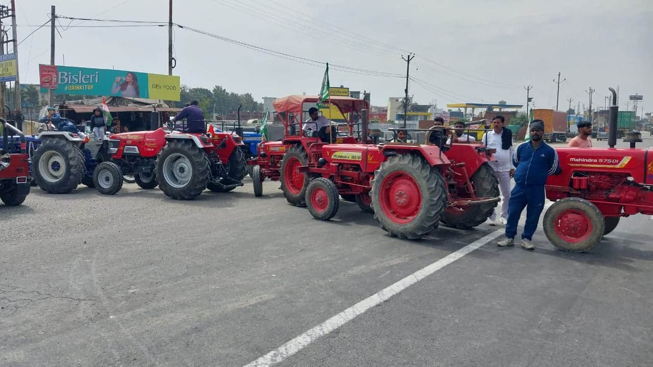 BKU Tractor Chain: Long queues of tractors, farmers says Delhi is no far