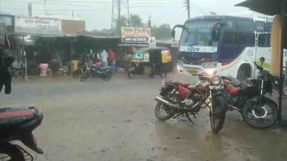 दमोह में बारिश के चलते ठहरा यातायात।