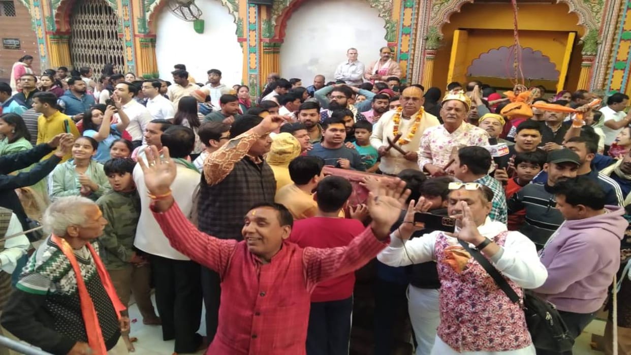 devotees played Holi by spraying gulal and singing Rasiya song Thakur Dwarkadhish temple in Vrindavan