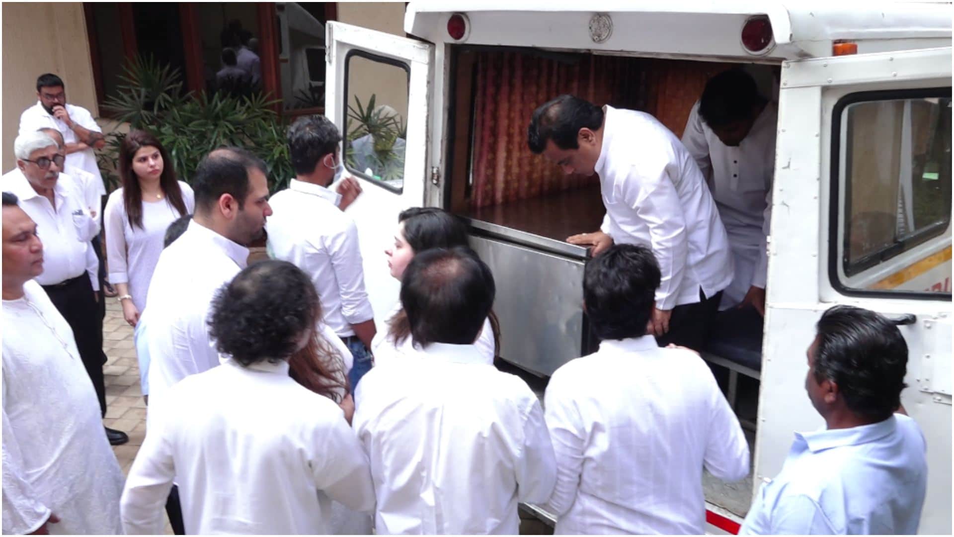 Pankaj Udhas Last Rites: Ghazal Singer body reached at residence Family Members and friends Relatives arrived