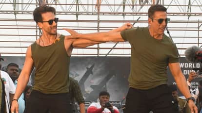 Amar Ujala Dialogue: Akshay Kumar-Tiger Shroff performed stunts in the air in front of thousands of people