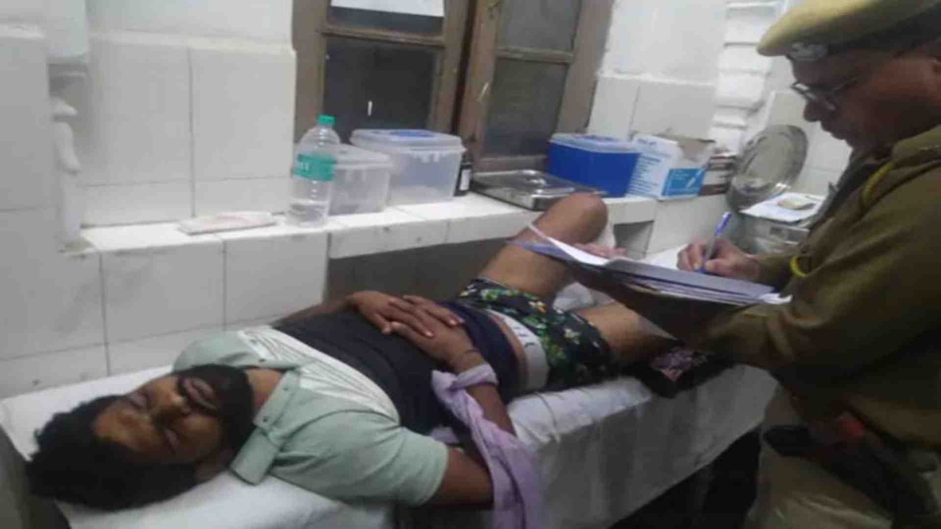 अस्पताल में उपचारधीन घायल युवक।