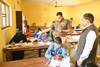 UP Board Exam: आजमगढ़ में परीक्षा देते समय पकड़ा गया मुन्ना भाई, उज्ज्वल के स्थान पर एग्जाम दे रहा था अभिषेक examinee arrested in up board exam Azamgarh