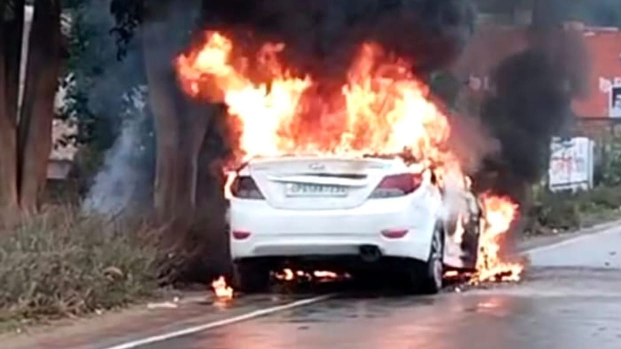 Car fire due to short circuit on road in Varanasi