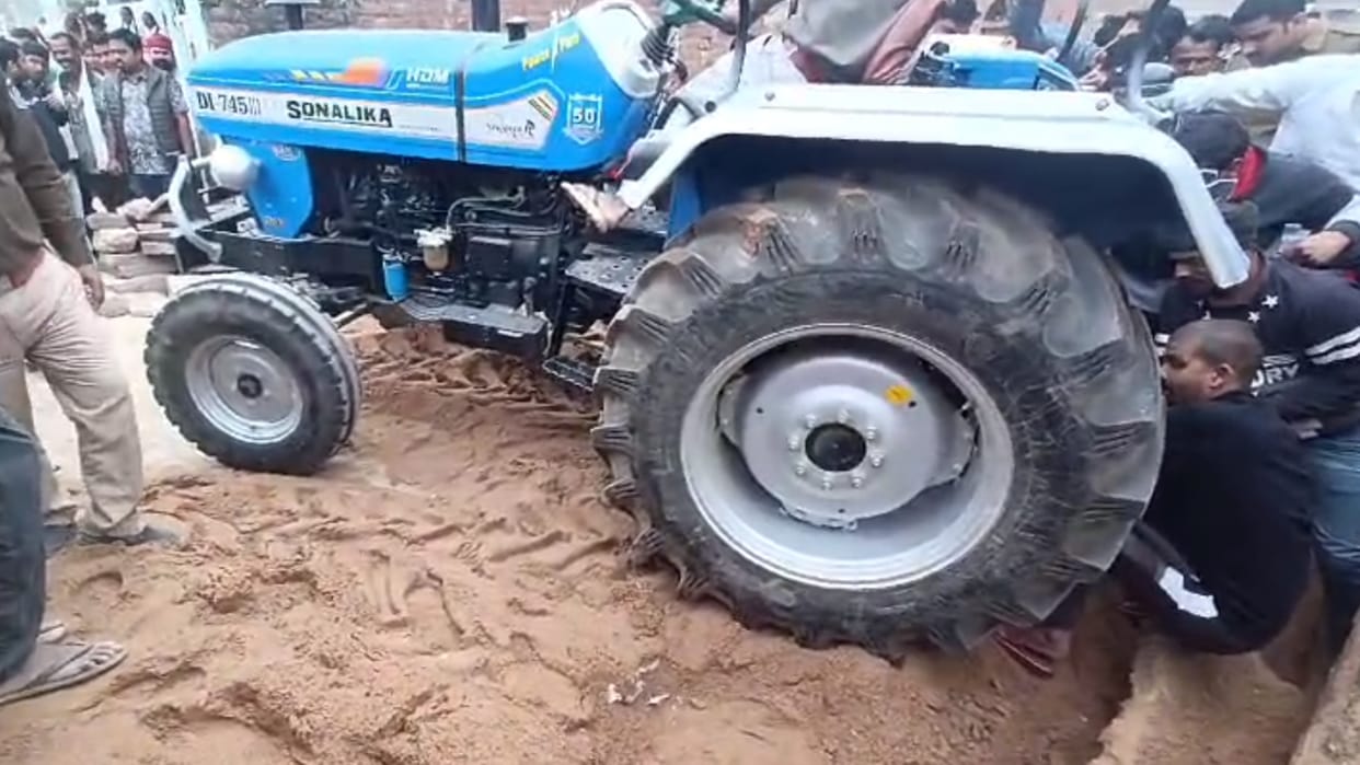 MP News: Sand mafia running away from police crushed three innocent people, one dead, two girls injured