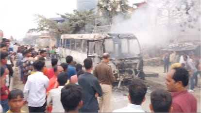 Burning Bus : पटना जा रही बस में लगी आग, एनएच पर 30 यात्रियों ने कूदकर जान बचाई; कुछ मिनटों में सिर्फ लोहा बचा Burning Bus : Bus burned after fire due to short circuit from battery panel in muzaffarpur bihar news hindi