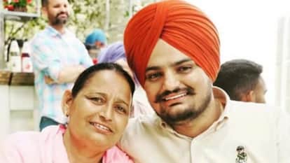 मां के साथ सिद्धू मूसेवाला