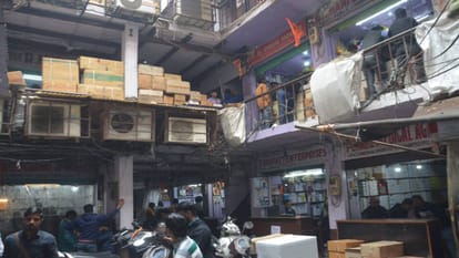 UP: मेडिकल स्टोर में बेची जा रही थीं सैन्य सप्लाई की दवाइयां, पुलिस ने छापेमारी करके 12 को पकड़ा; मची अफरातफरी Police caught twelve people selling military supply medicines in medical stores in Agra