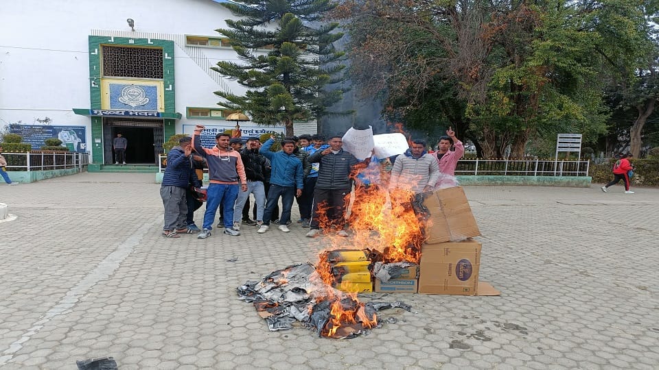 Students burnt the effigy of the Vice Chancellor in Pithoragarh College