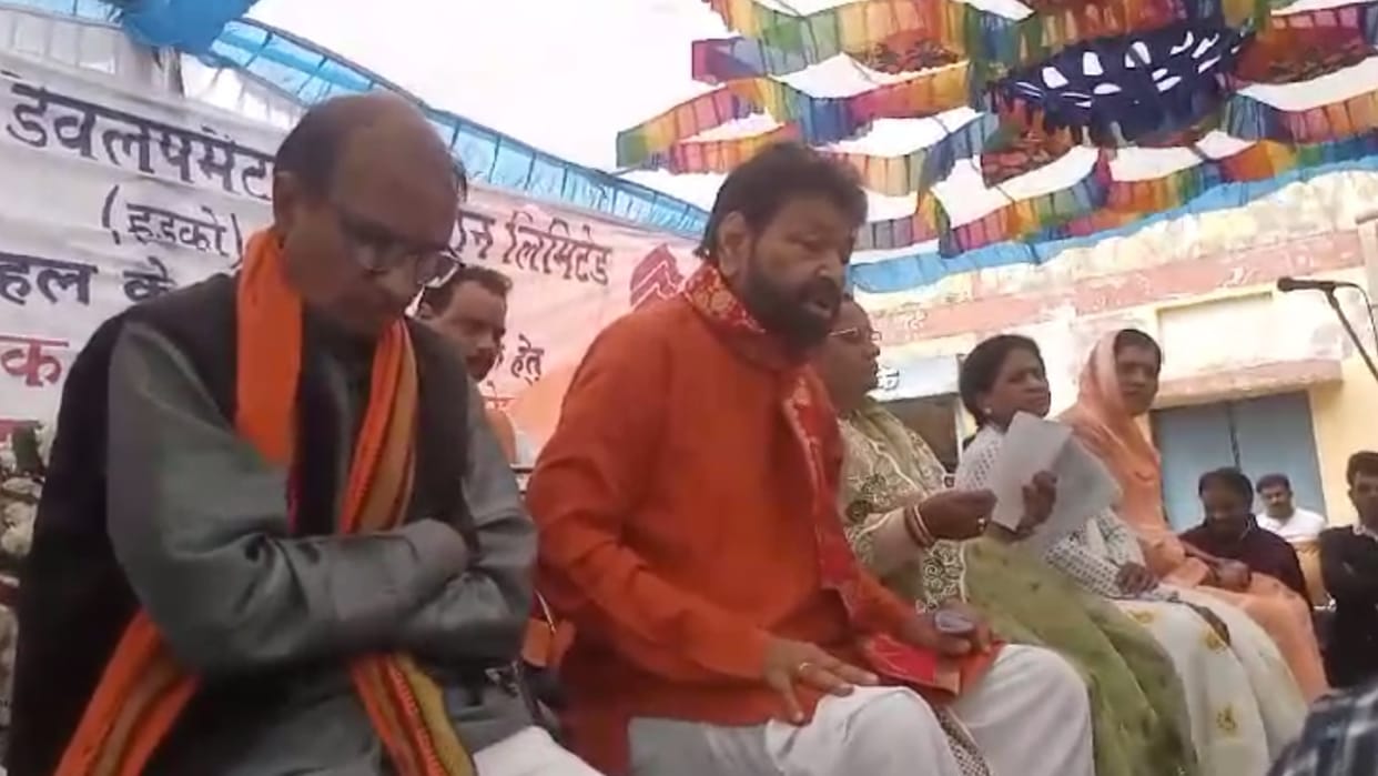 Damoh News: Kusmaria got angry on not having name in flex, imposed district CEO's class from full stage