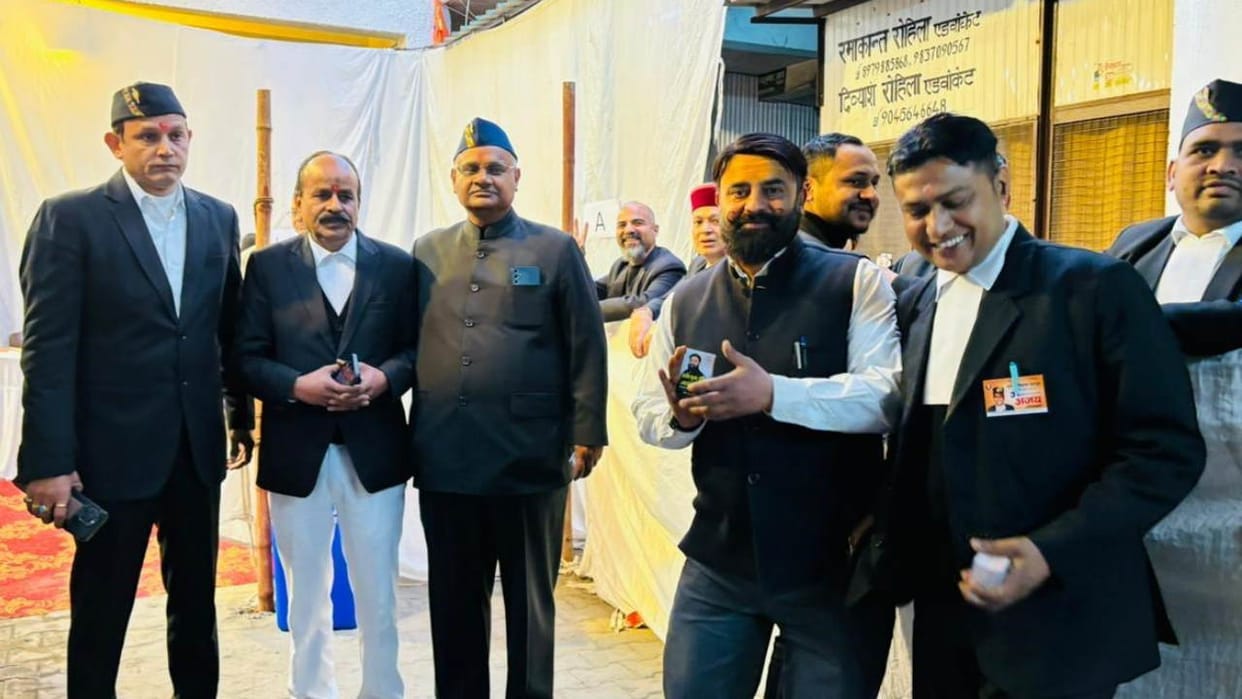 Voting in Bar Association elections In Dehradun Uttarakhand News in hindi