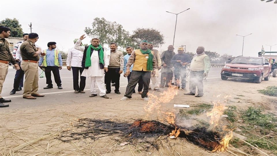 Farmers burnt the effigy of WTO