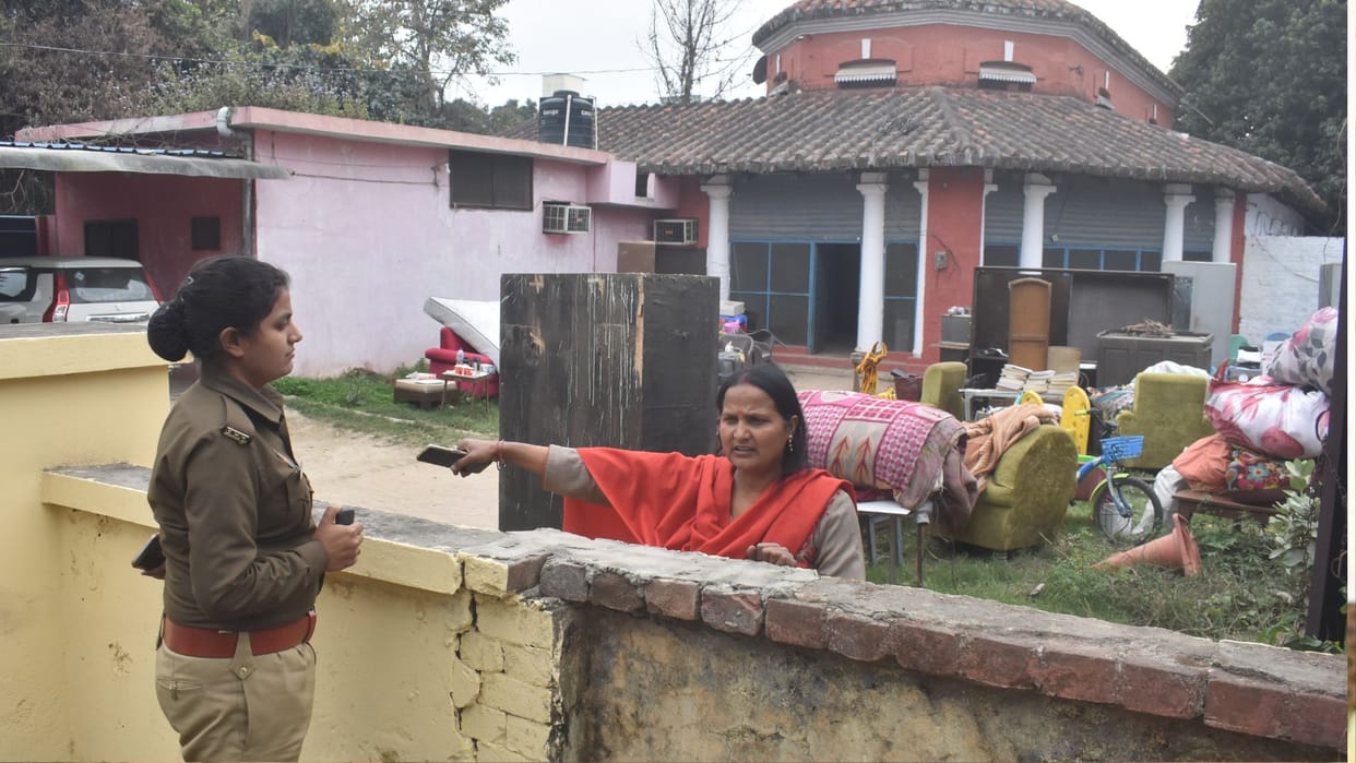 People arrived to vacate the government residence of former Sahjanwan MLA of Gorakhpur