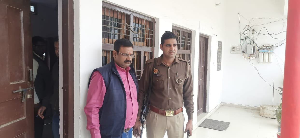 CMO office clerk arrested while taking bribe in Gonda.
