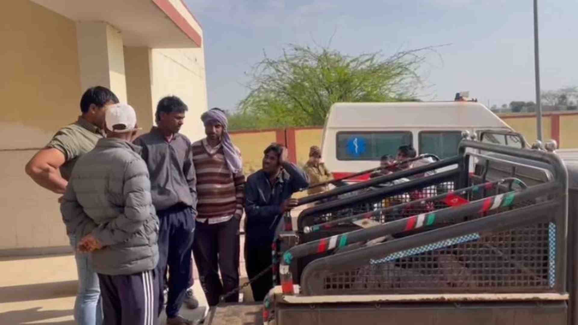 हादसे के बाद शवगृह लाया गया शव।