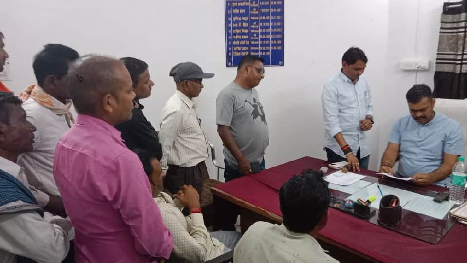 ज्ञापन सौंपते लोग