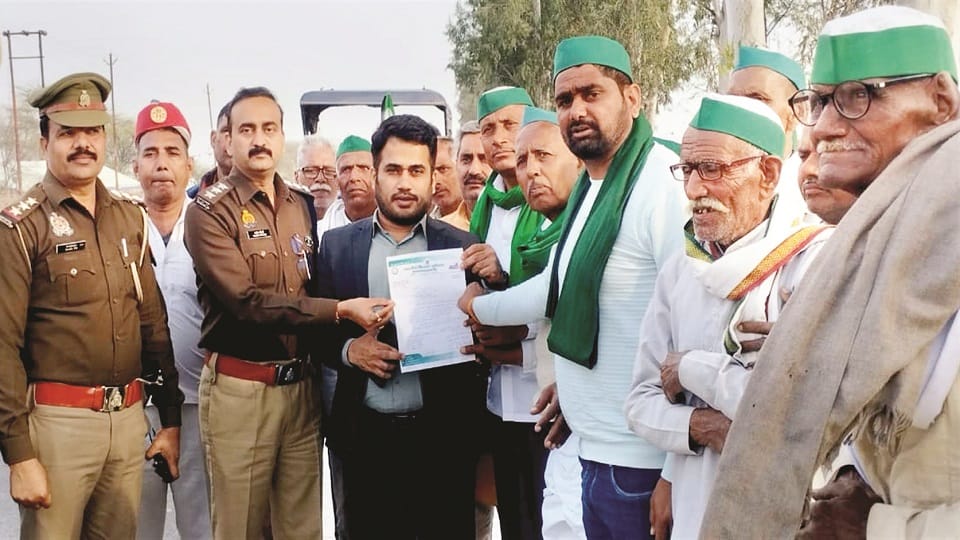 BKU workers protested and submitted memorandum