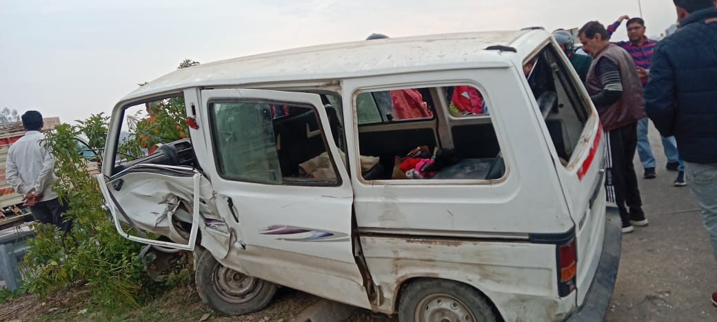 Kanpur accident, Van went out of control and overturned after hitting the divider, half a dozen teachers got i
