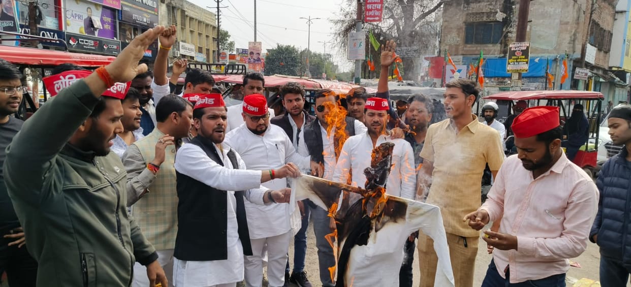 SP burnt the effigy of their own MLA, raised slogans of betrayal, said made their intentions clear