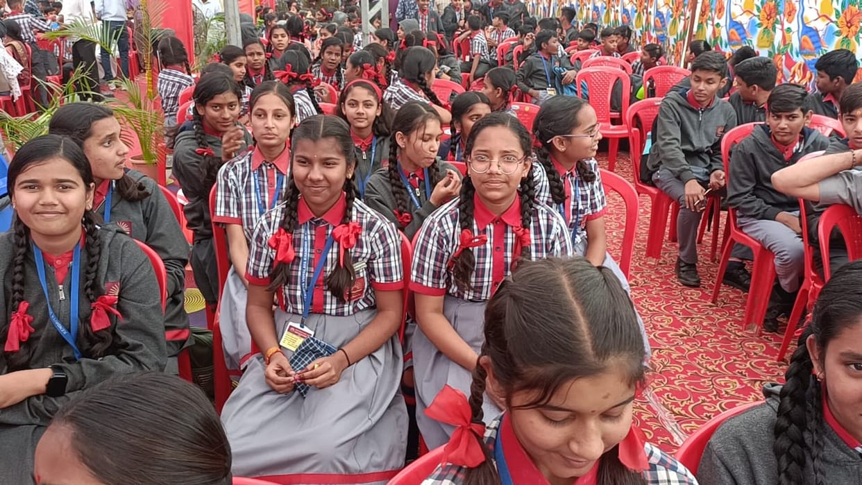 PM Modi Railway Projects: School children were made to sit to increase the crowd