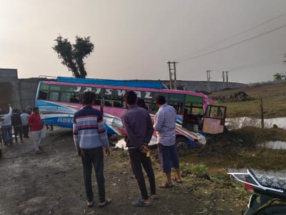 Mp News : हाईवे निर्माण के कारण बने ब्लैक स्पॉट, तेज रफ्तार डंपर ने बस को मारी टक्कर, 12 घायल