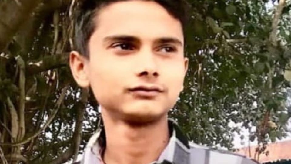 Bike collides with a pillar in Simbhaoli one student dead two colleagues injured