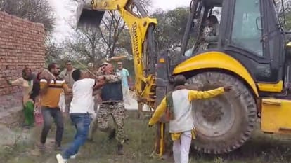 Mathura: अवैध निर्माण हटाने गई टीम पर ग्रामीणों ने किया हमला, जेसीबी पर किया पथराव Villagers attacked the team that went to remove illegal construction in Mathura