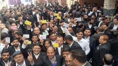 Moradabad Bar Election: 21 पदों के लिए 73 प्रत्याशी आजमा रहे किस्मत, मतदान प्रक्रिया जारी, कल आएंगे परिणाम Moradabad Bar Election: 73 candidates are trying their luck for 21 posts, results will come tomorrow