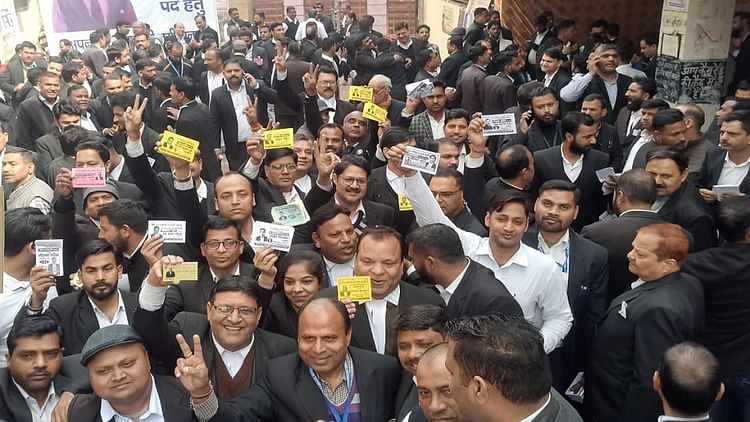 Moradabad Bar Election: 21 पदों के लिए 73 प्रत्याशी आजमा रहे किस्मत, मतदान प्रक्रिया जारी, कल आएंगे परिणाम