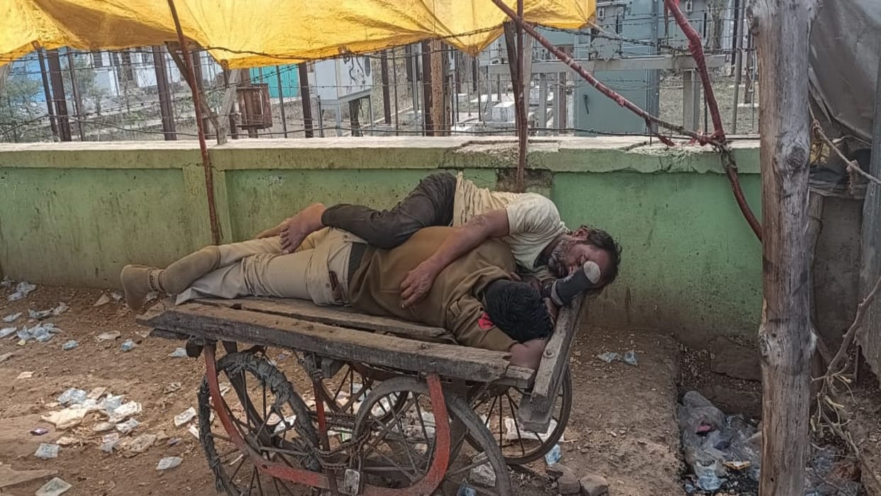 Damoh News Drunken constable lying on cart under influence of alcohol