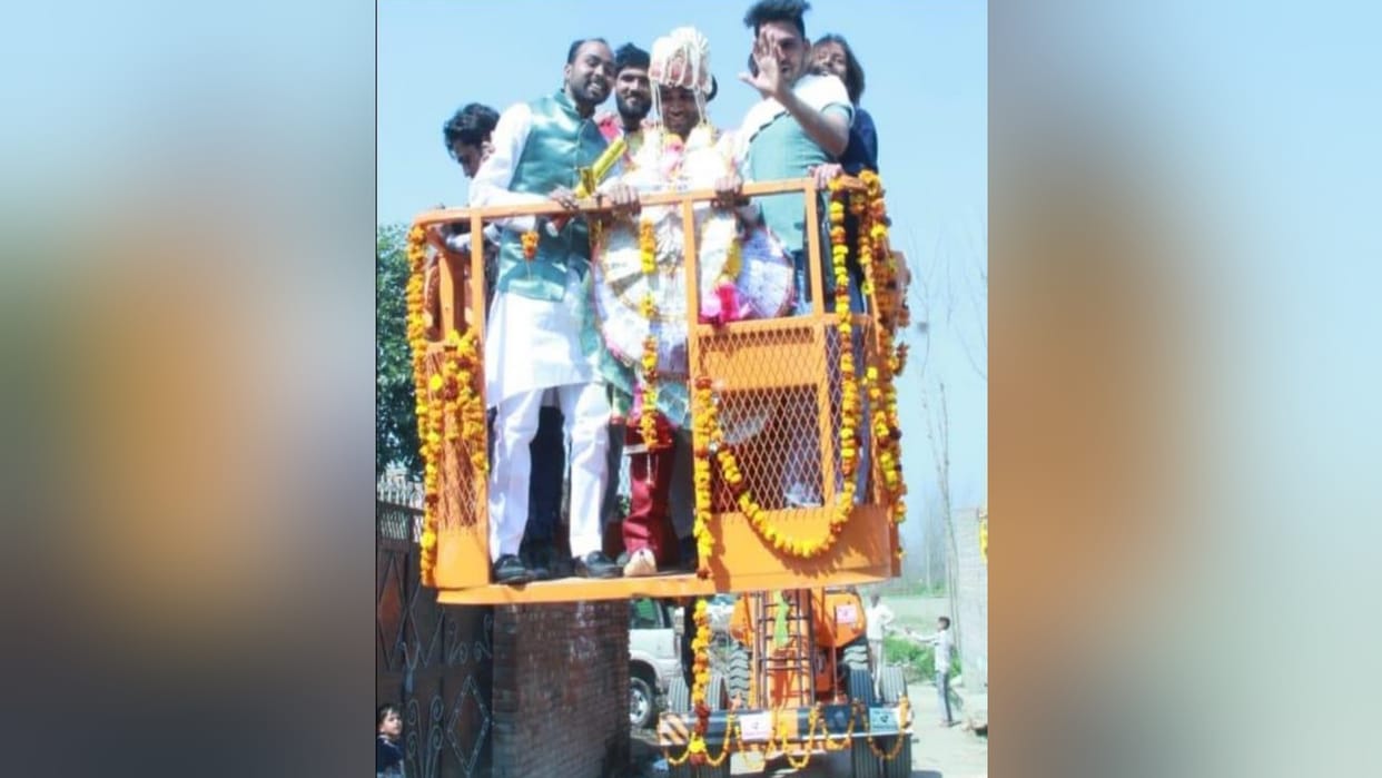 Saharanpur: groom arrived with wedding procession riding on Hydra machine