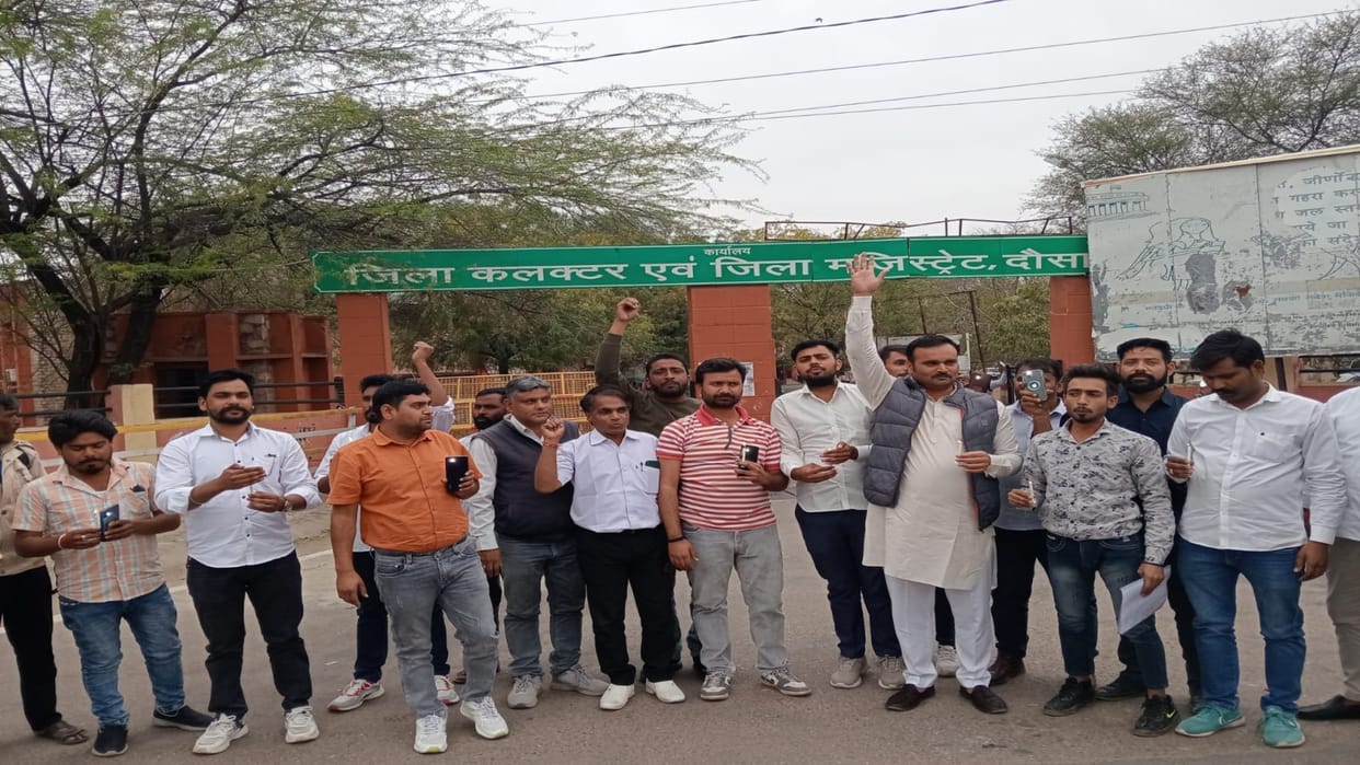 Rajasthan News: Sarva Samaj members protest over problems, search for those responsible by candlelight