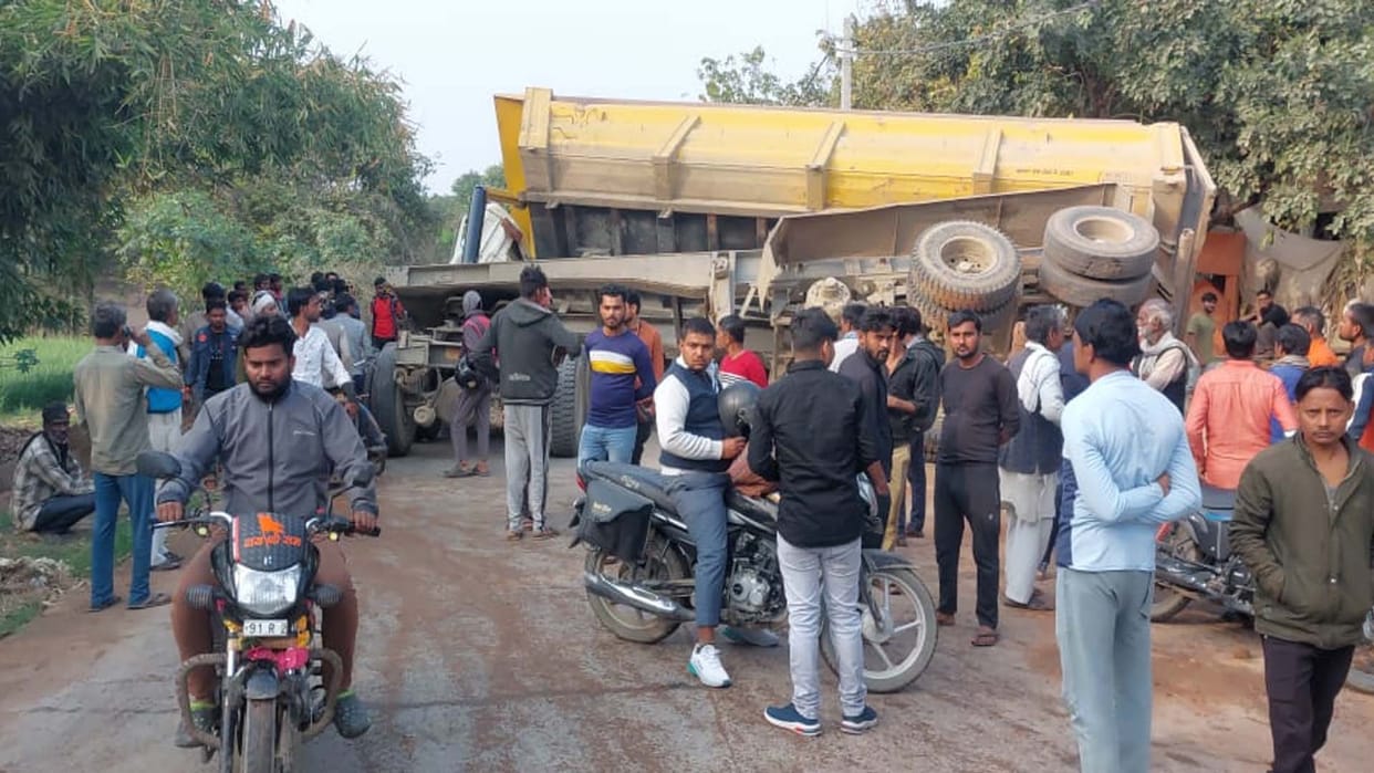Hamirpur: Driver dies after getting trapped in cabin after dumper body overturn