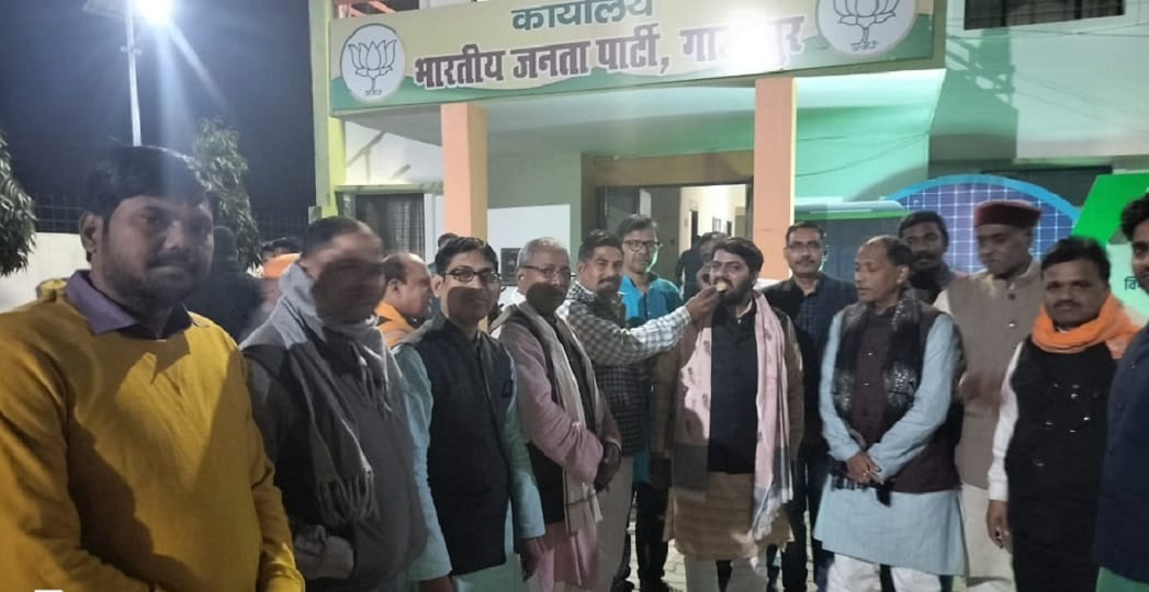 Rajya Sabha Election BJP workers celebrated Sangeeta Balwant victory burst crackers and distributed sweets