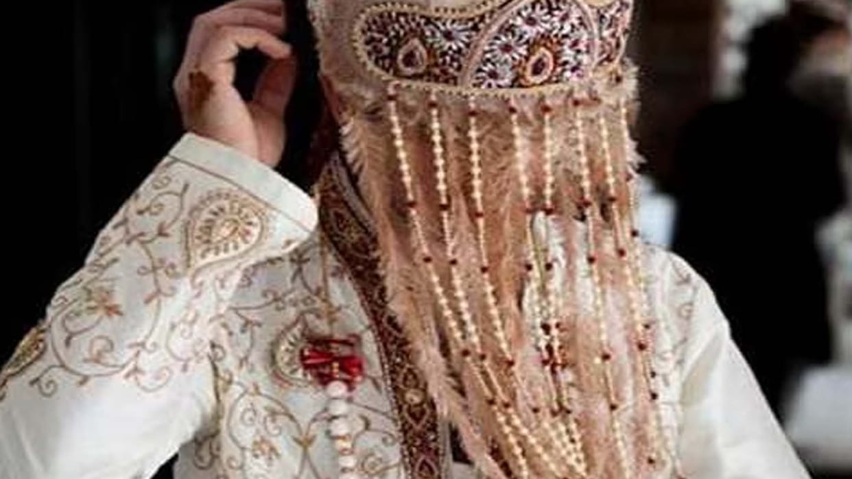 Unique case: groom arrived with the wedding procession a day before the wedding