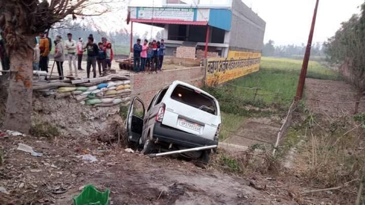 Shahjahanpur accident Van filled students going to appear for UP Board High School exam overturns many killed