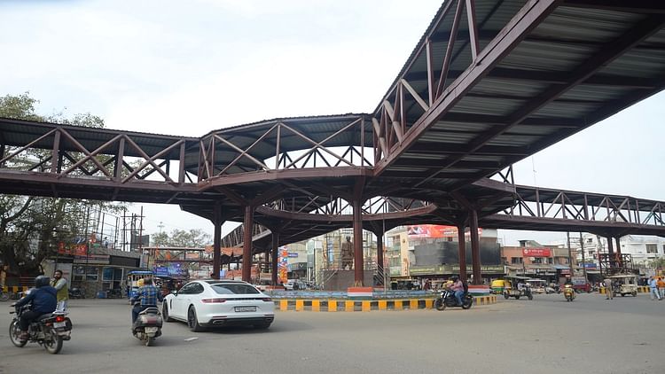 Bareilly News: स्काई वॉक पर सैर के लिए अभी करना पड़ेगा इंतजार, रेलिंग लगने के बाद होगा शुरू