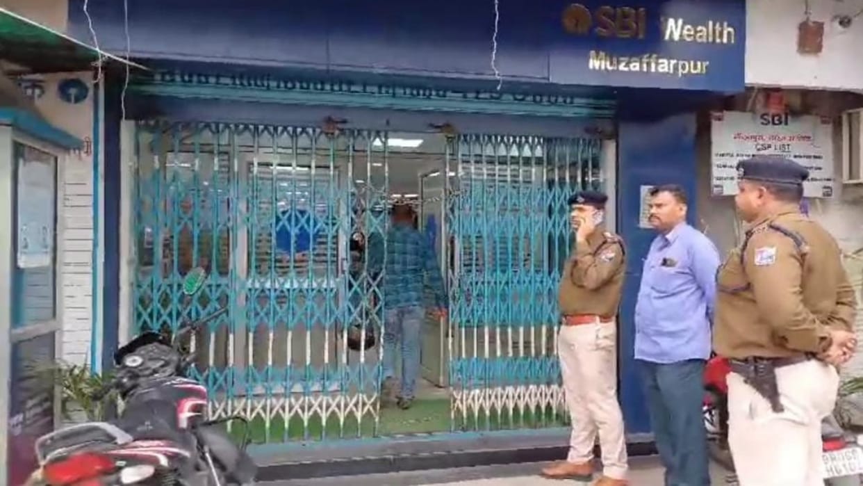 One and a half lakh rupees snatched from the wife of a retired engineer in broad daylight