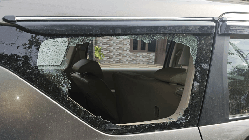 Thieves broke glass of property dealer car in Vaishali and took away two bags