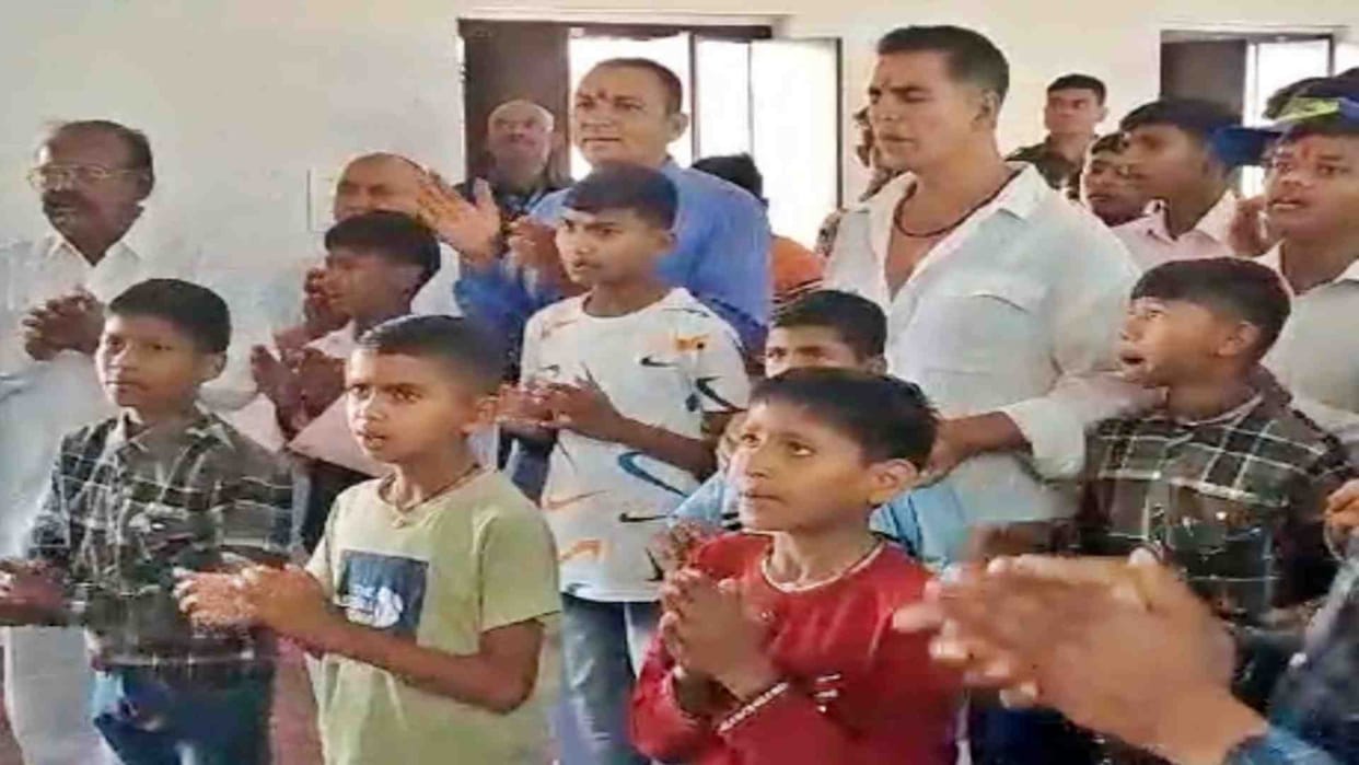 Actor Akshay Kumar reached the hostel of Vanvasi Kalyan Parishad of Udaipur