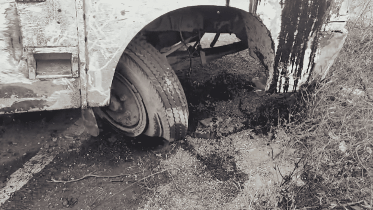 Mini bus lost balance due to sudden tire burst