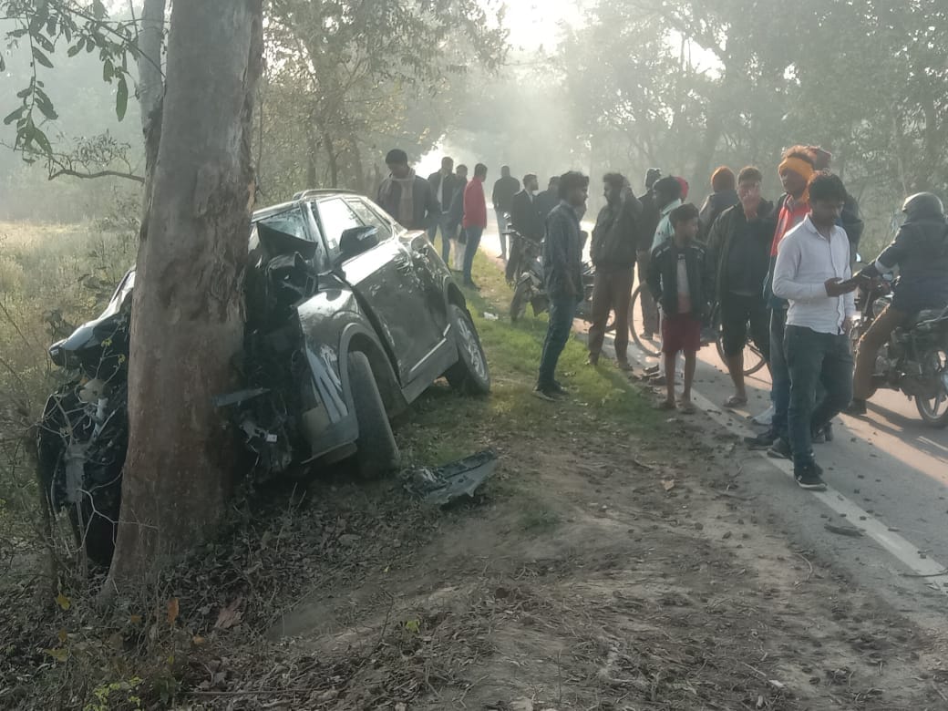 Tragic accident in Amethi: A speeding car returning from a wedding procession collided with a tree, three died