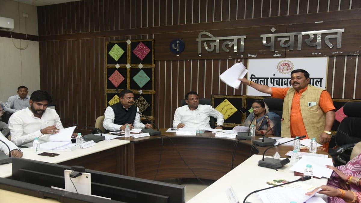 MP News: Ruckus in Bhopal District Panchayat meeting, officials accused of arbitrary expenditure and corruptio