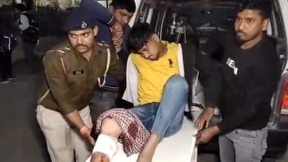 घायल अपराधी को इलाज के लिए अस्पताल पहुंचाती पुलिस।