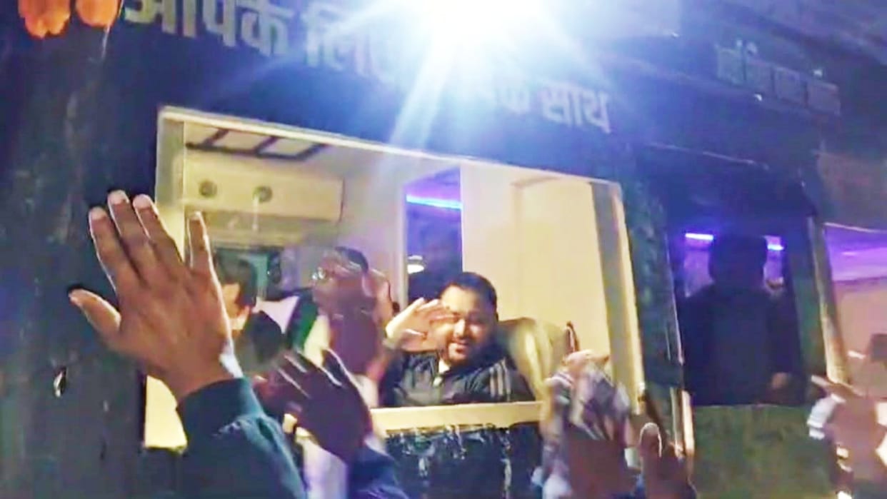 Bihar: Tejashwi reached Jamui late night with Jan Vishwas Yatra; Workers showered flowers on convoy from JCB