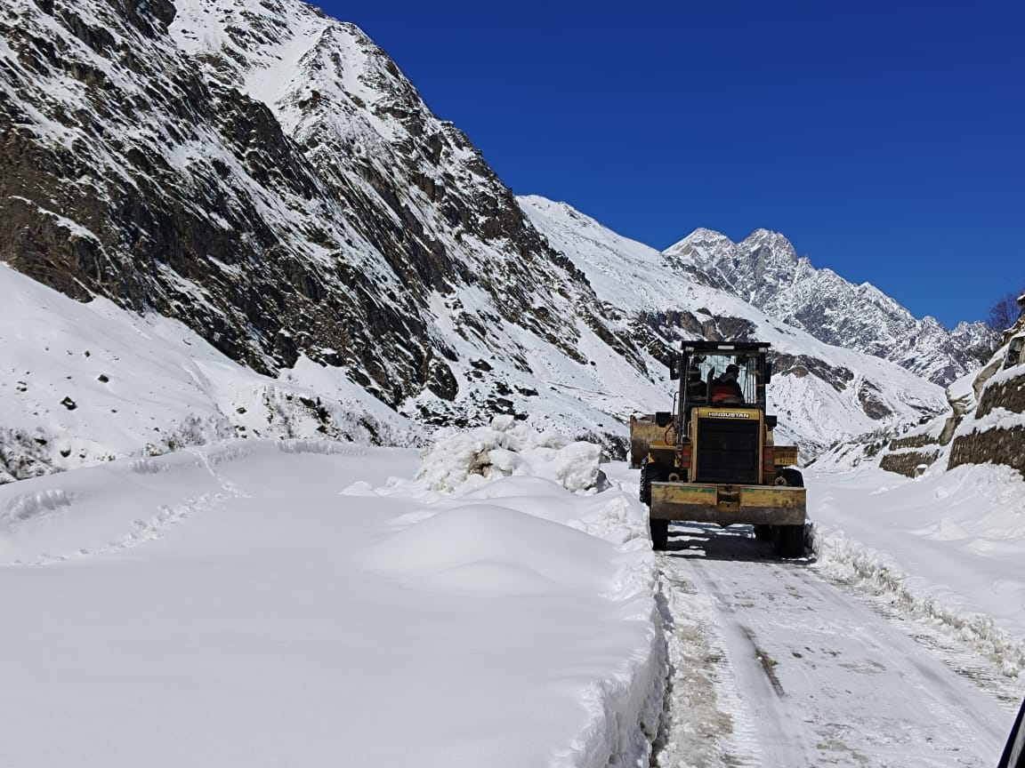 Uttarakhand Weather Beautiful view of Auli seen after Heavy Snowfall Badrinath Highway packed with Snow photos